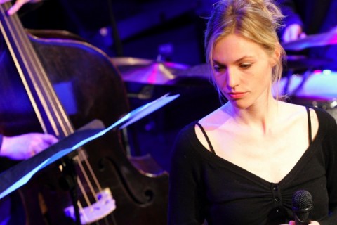 Konzert im Porgy and Bess: Monika Hofmarcher (Sängerin) auf der Bühne in Musik versunken
